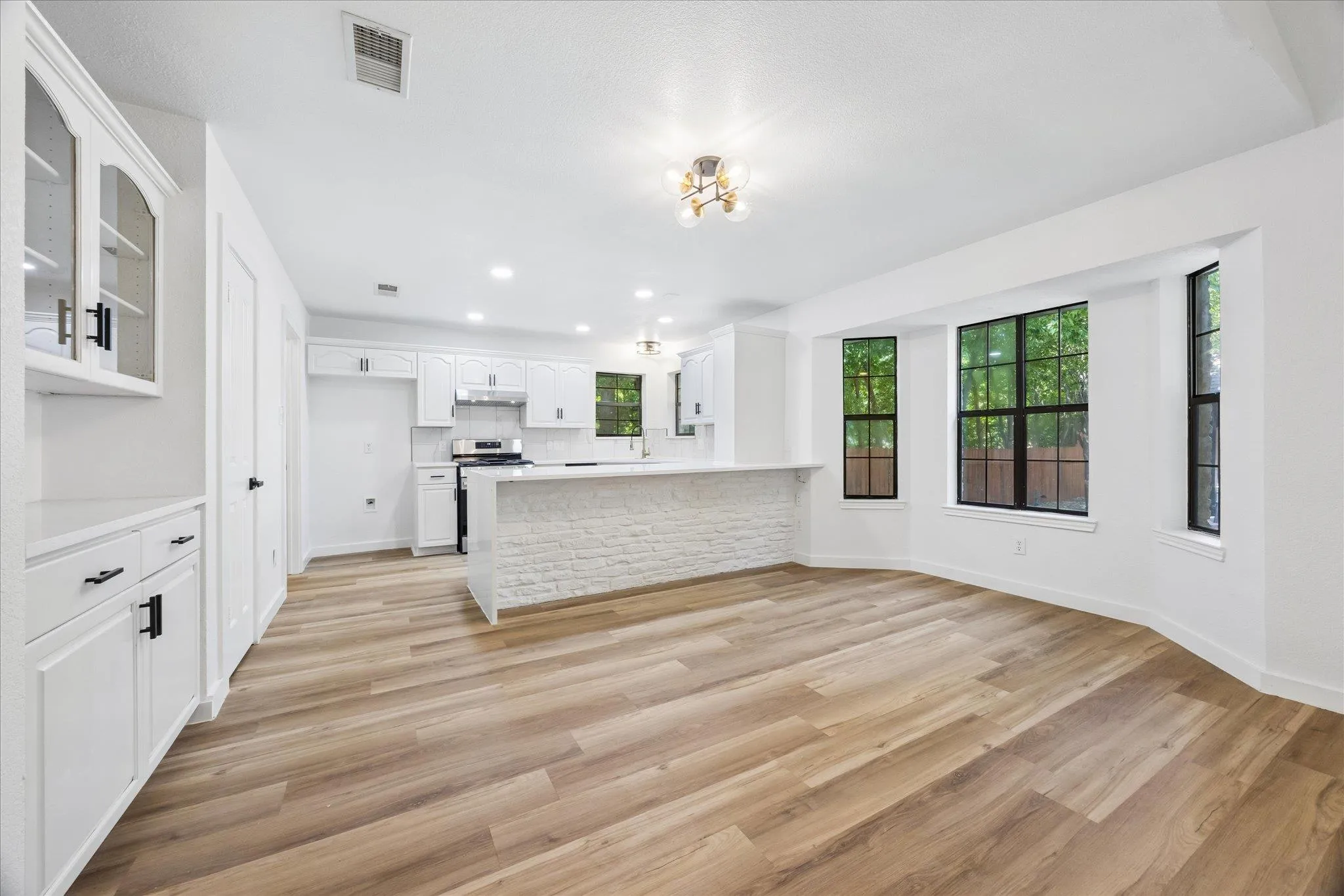 Photo 5 of 1706 DAVIS ST