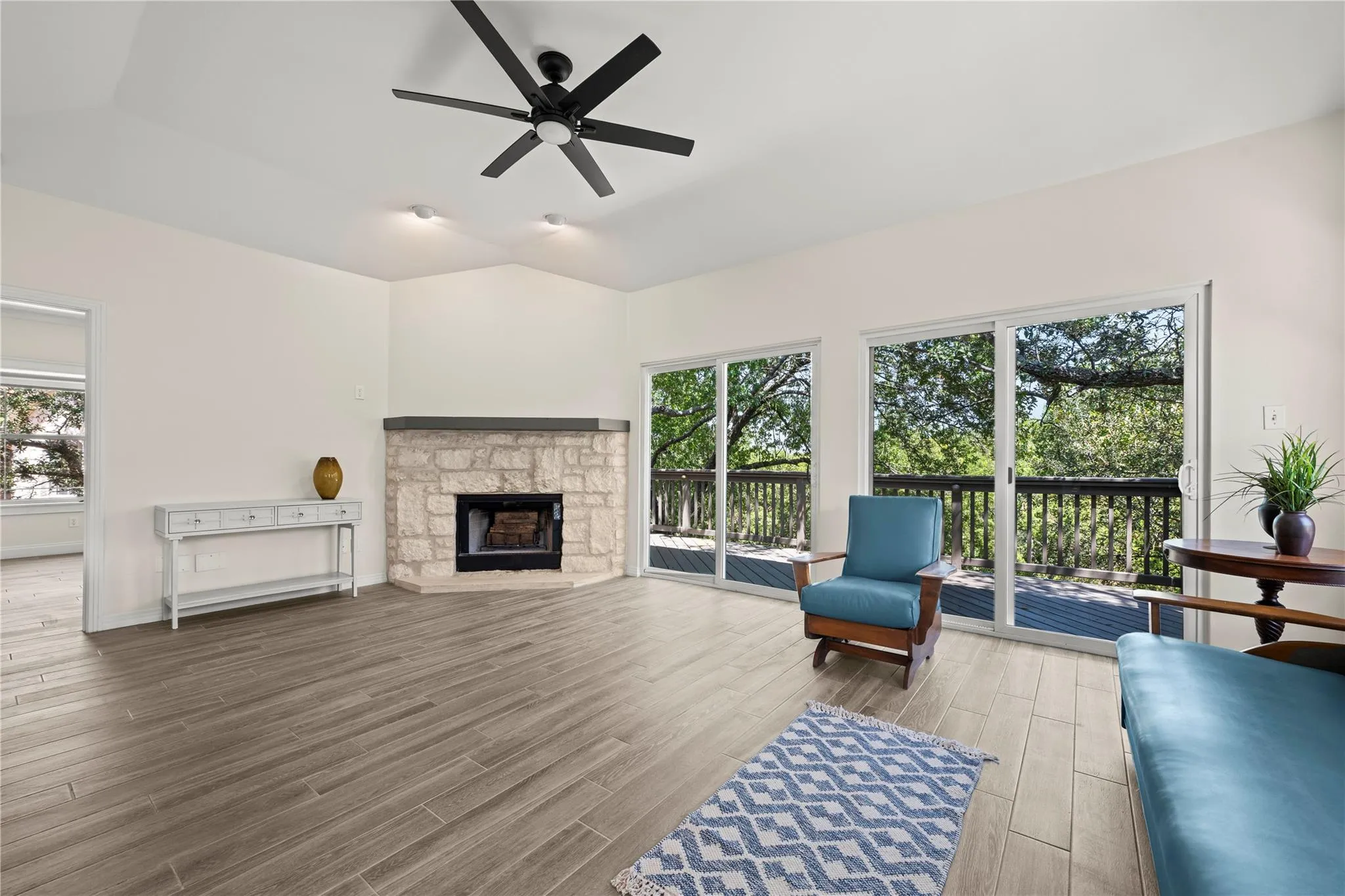 Photo 3 of 415 HAZELTINE DR