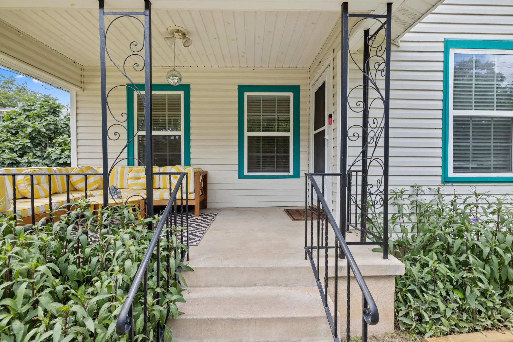Photo 4 of 902 MANSELL AVE