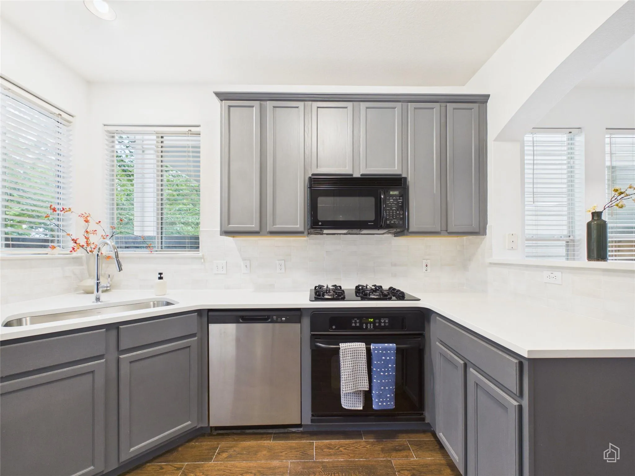 Photo 5 of 1819 VILLAGE OAK CT