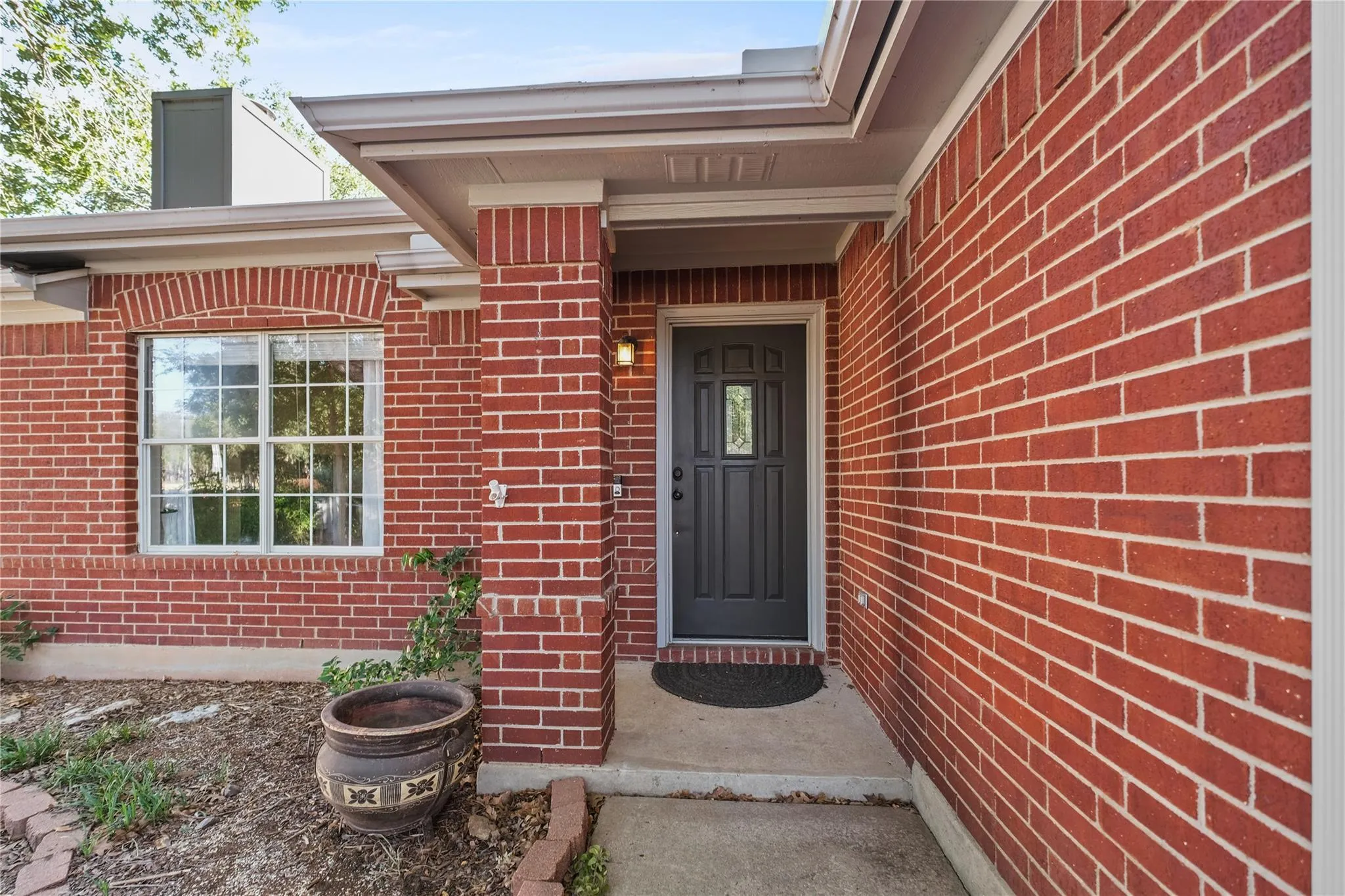 Photo 4 of 1005 HALEYS WAY DR