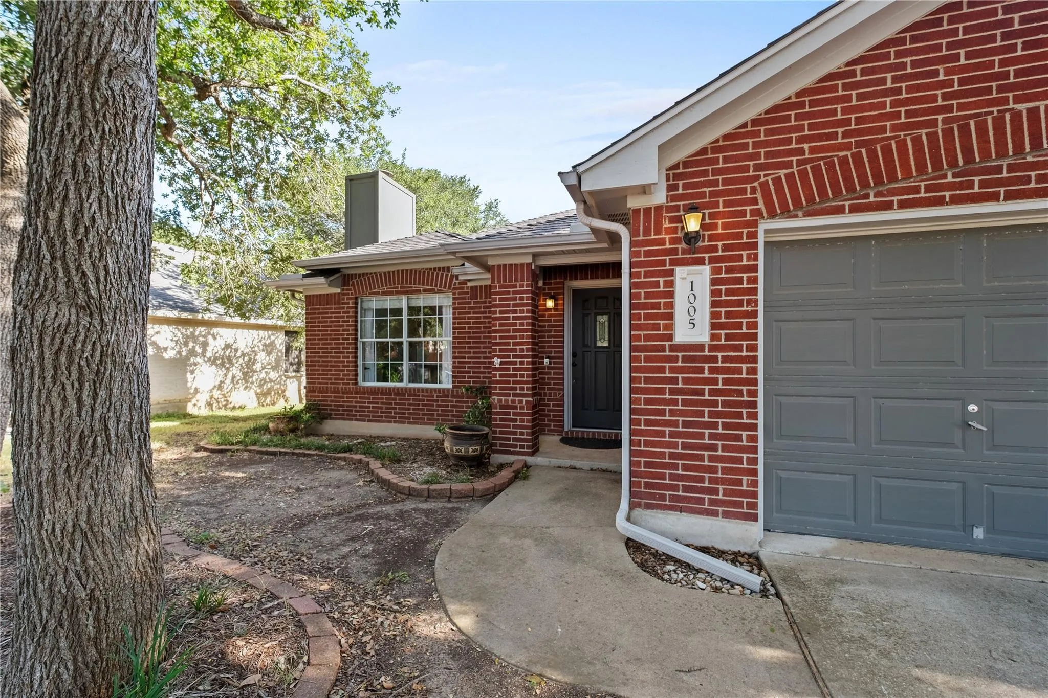 Photo 3 of 1005 HALEYS WAY DR