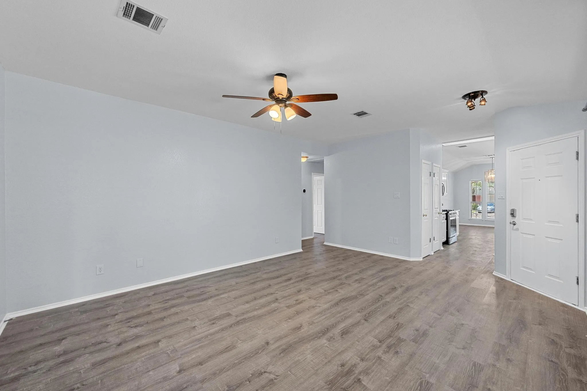 Photo 2 of 17505 BISHOPSGATE DR