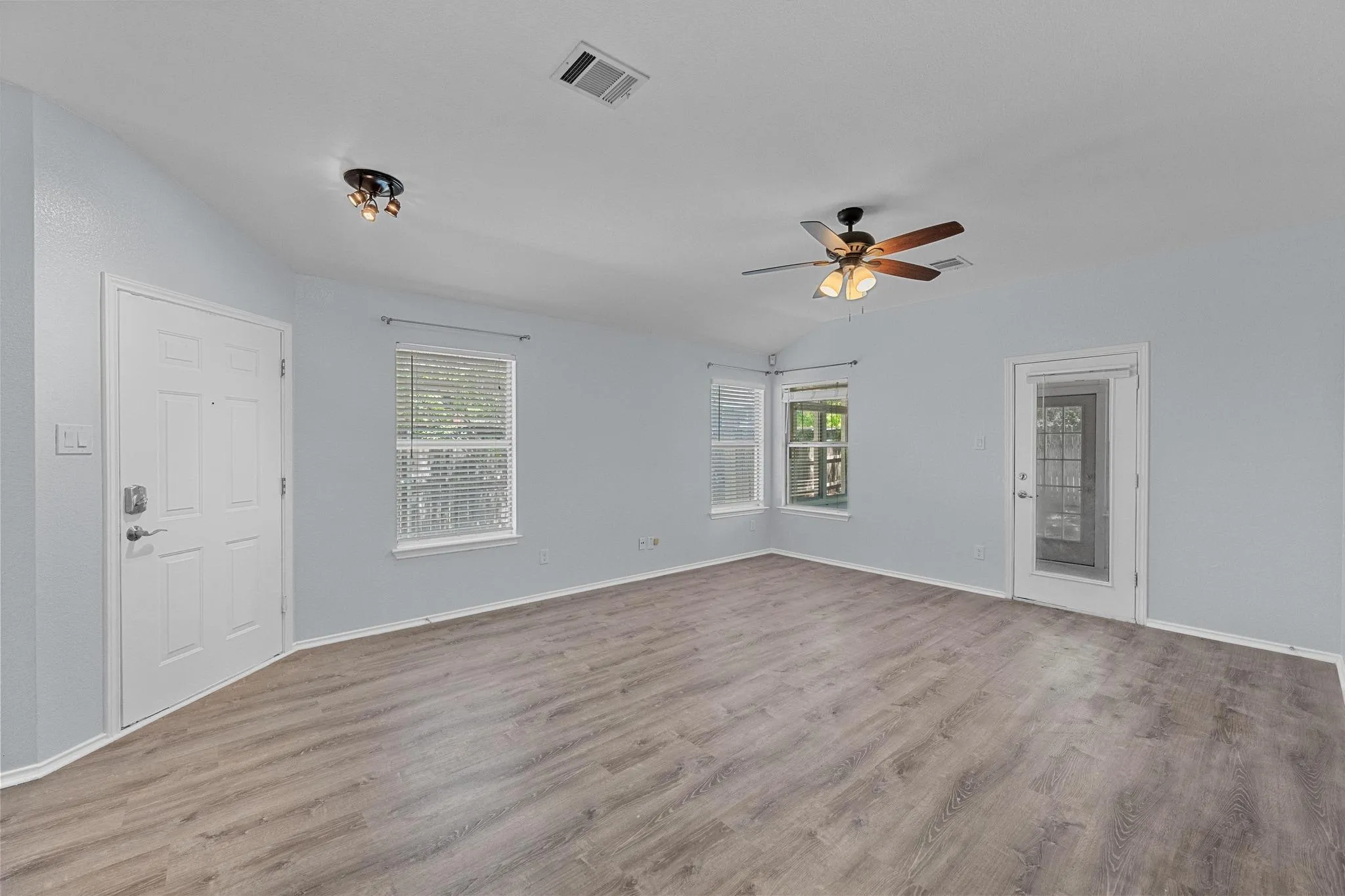 Photo 3 of 17505 BISHOPSGATE DR