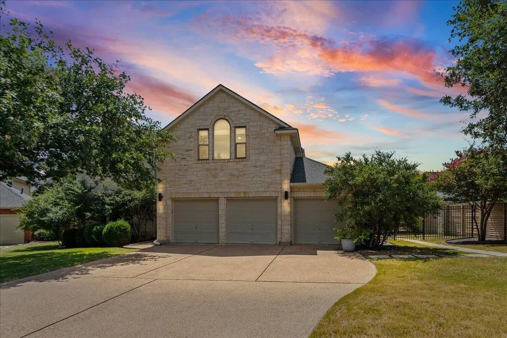 Photo of 5301 DEERWOOD LN, Austin, 78730