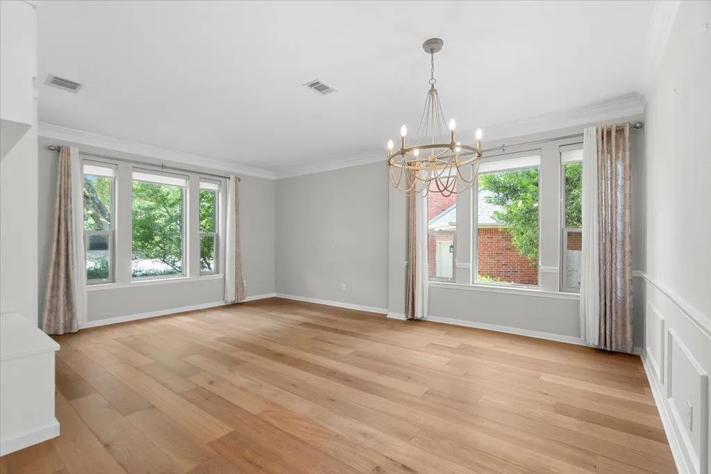 Photo 4 of 5301 DEERWOOD LN