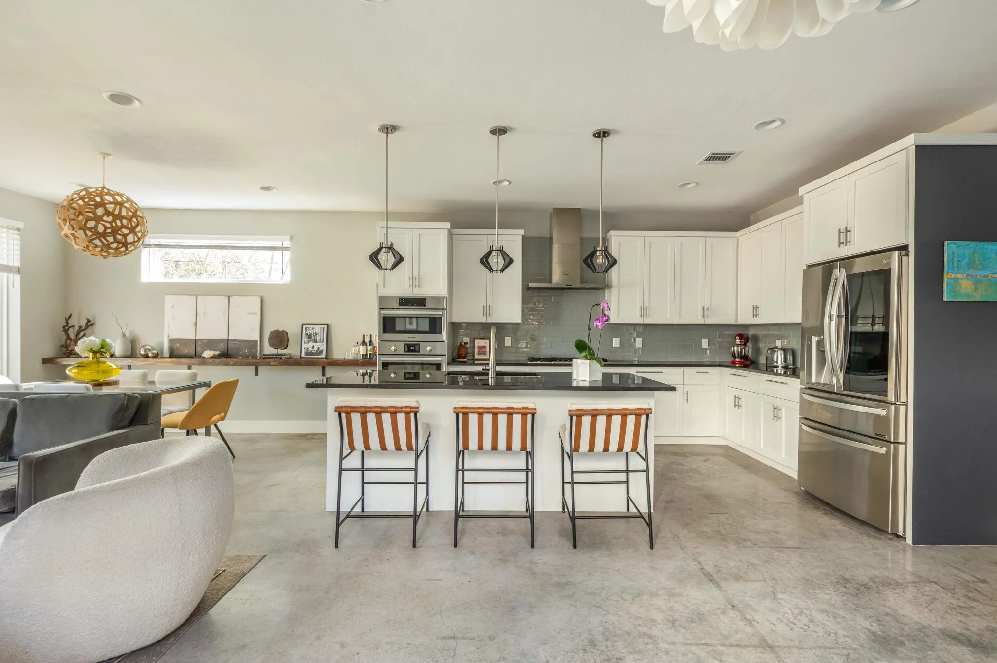 Photo 5 of 308 W NORTH LOOP BLVD #1