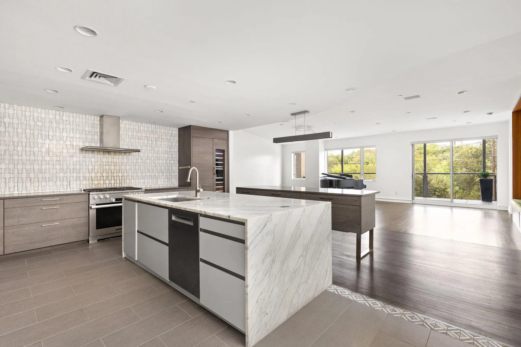 Photo 5 of 901 W 9TH ST #107