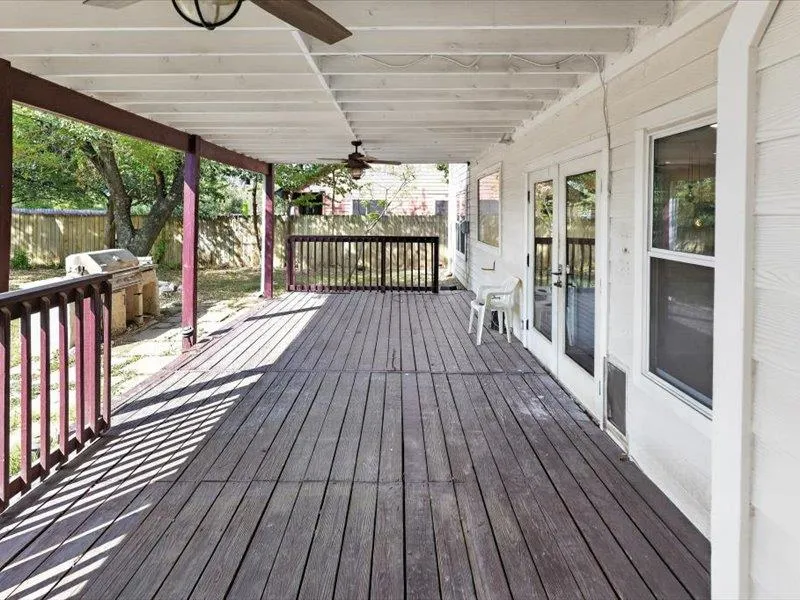 Photo 4 of 900 OAKCREST CIR