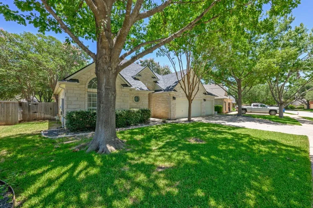 Photo 2 of 2602 HENLEY DR