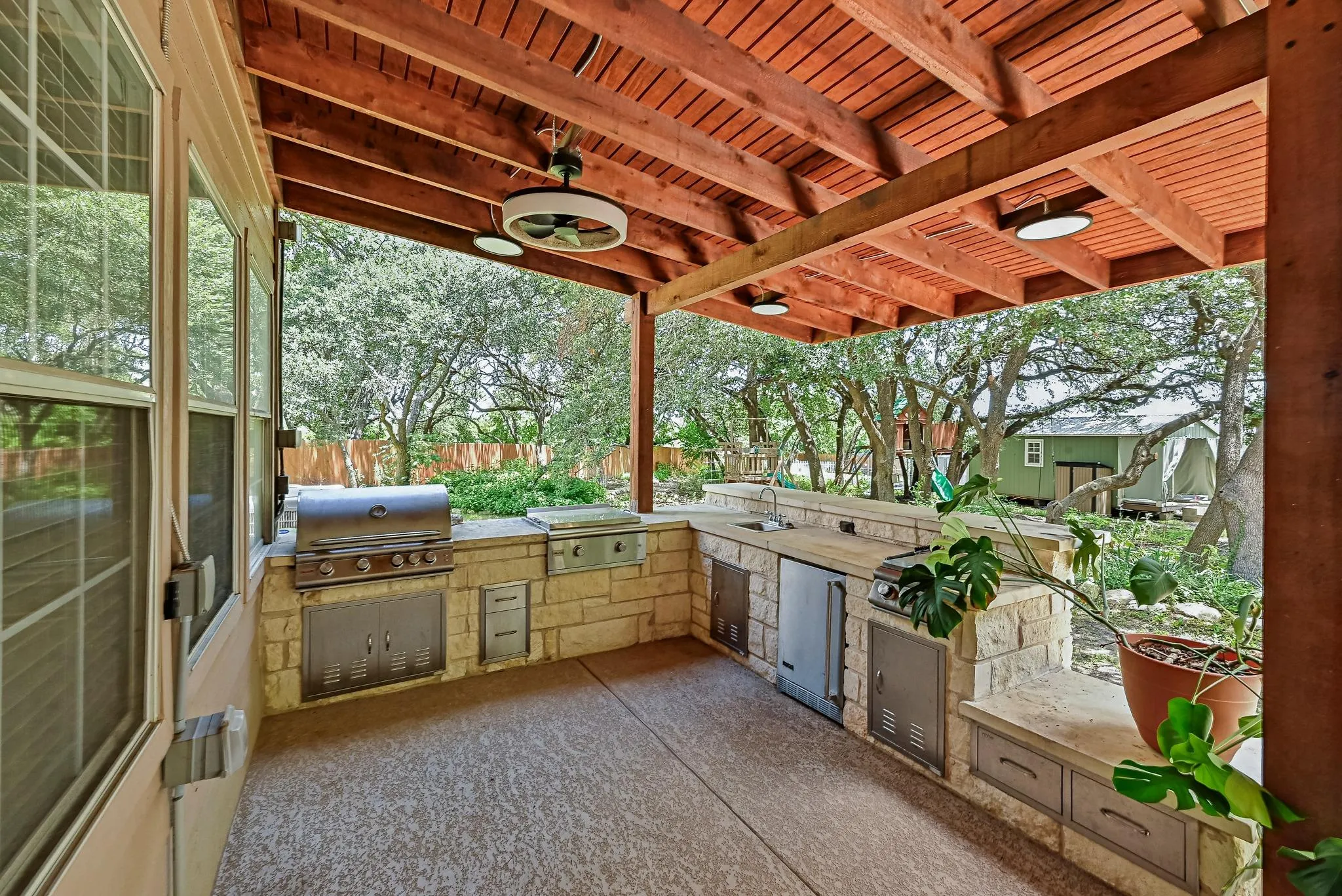 Photo 2 of 104 N SUMAC LN