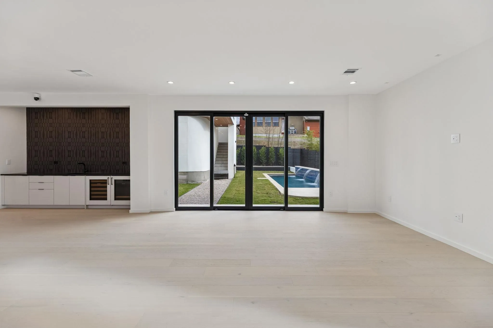 Photo 5 of 3007 LOCKE LN