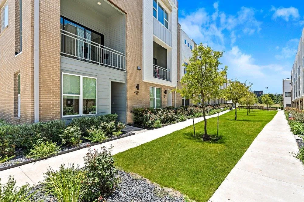 Photo 2 of 2805 MCCURDY ST #19