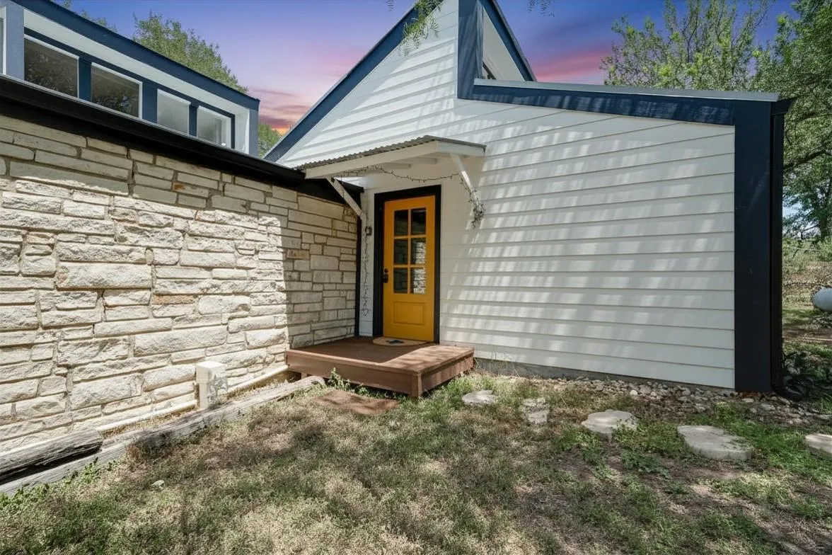 Photo of 150 LAKEVIEW DR, Del Valle, TX, 78617