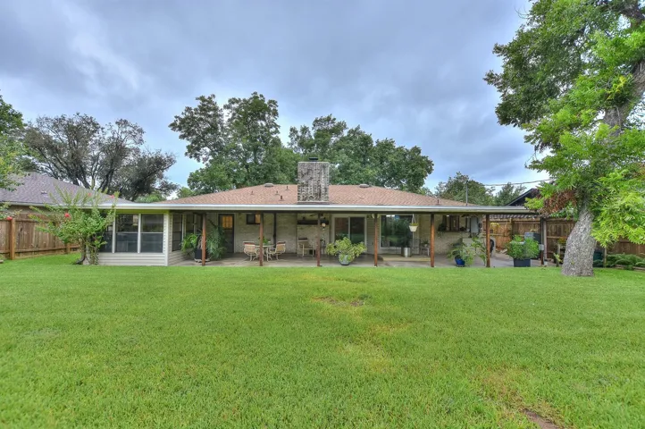 Plenty of room to put your own personal style to work in this beautiful yard!