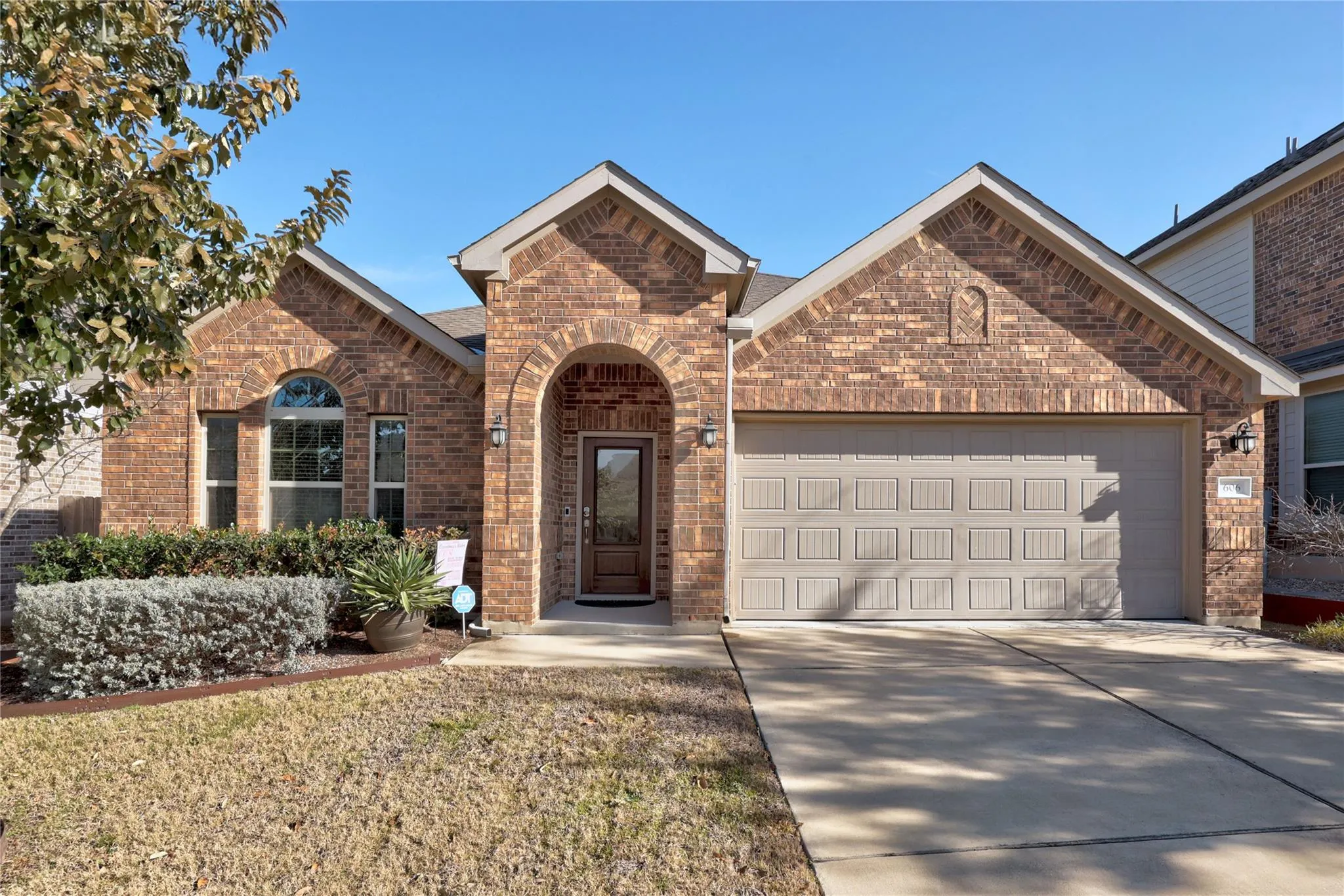 Photo 2 of 606 LINARES LN