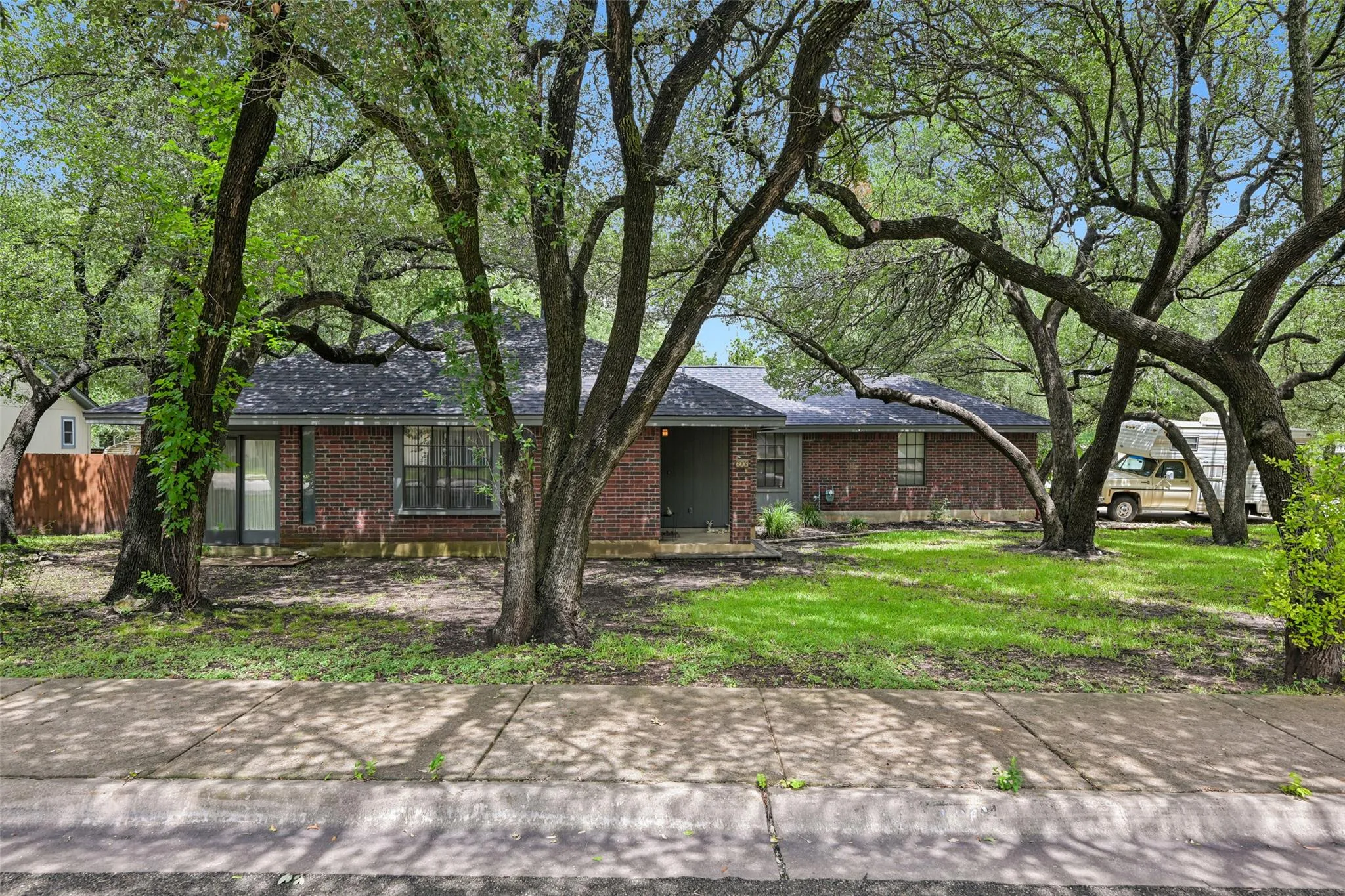 Photo 2 of 606 PRIZE OAKS DR