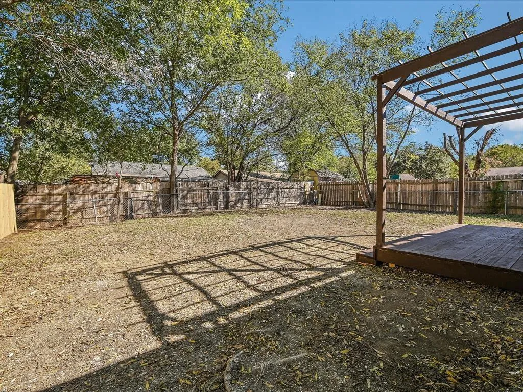 Photo 4 of 7004 CRAYBROUGH CIR
