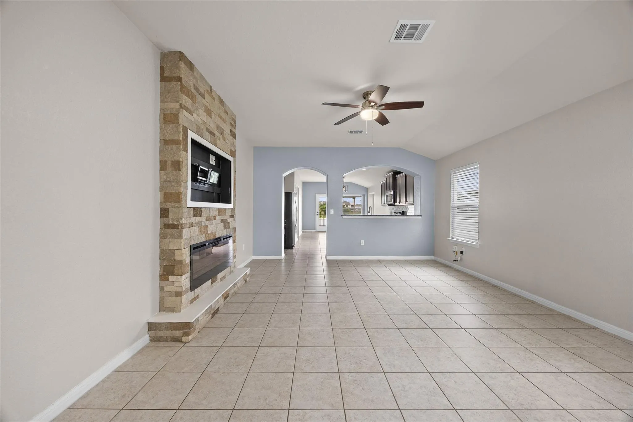 Photo 4 of 18519 BANDELIER DR