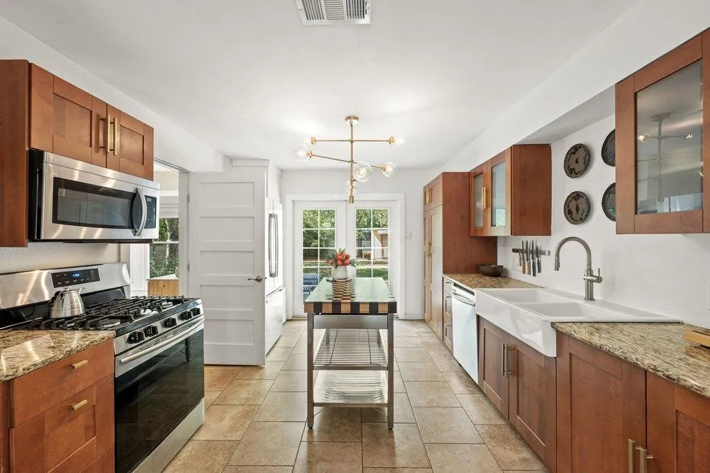 Photo 3 of 403 W 55TH ST