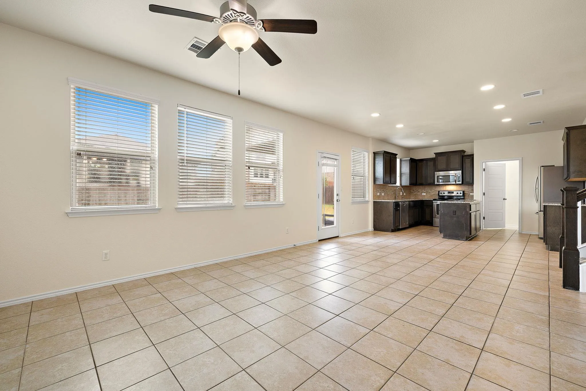 Photo 5 of 713 CARILLION DR