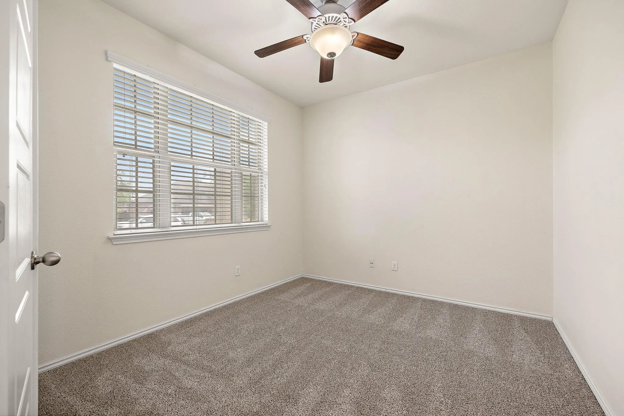 Photo 3 of 713 CARILLION DR