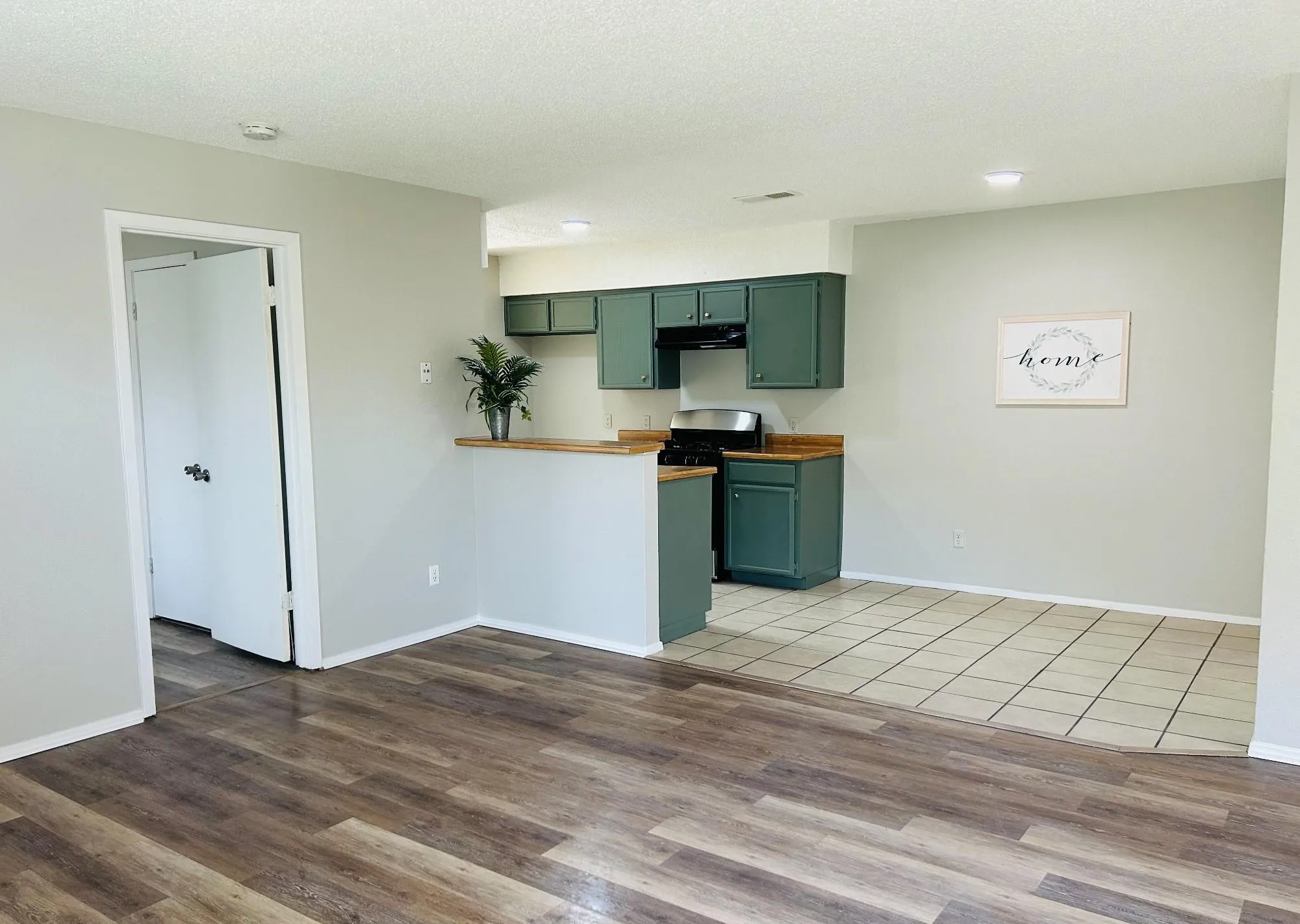 Photo 3 of 16001 STONEHAM CIR