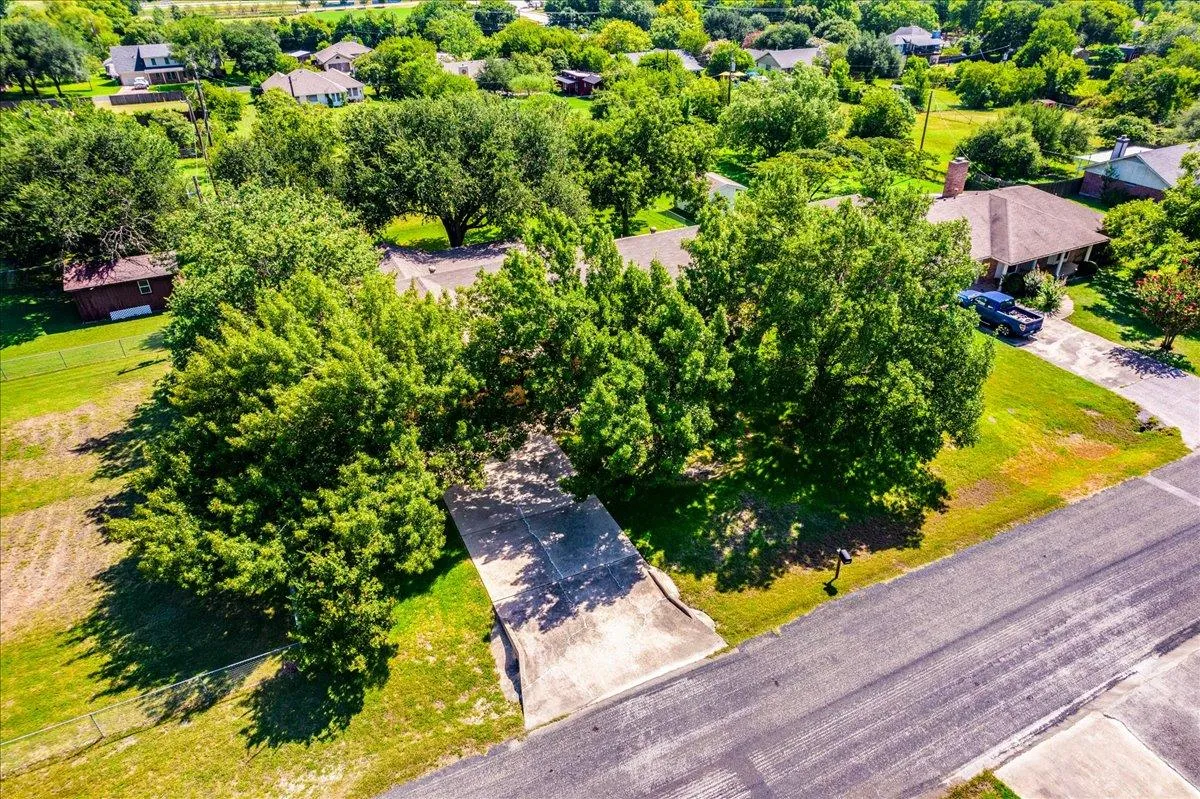 Photo 3 of 1704 BUTTERCUP RD