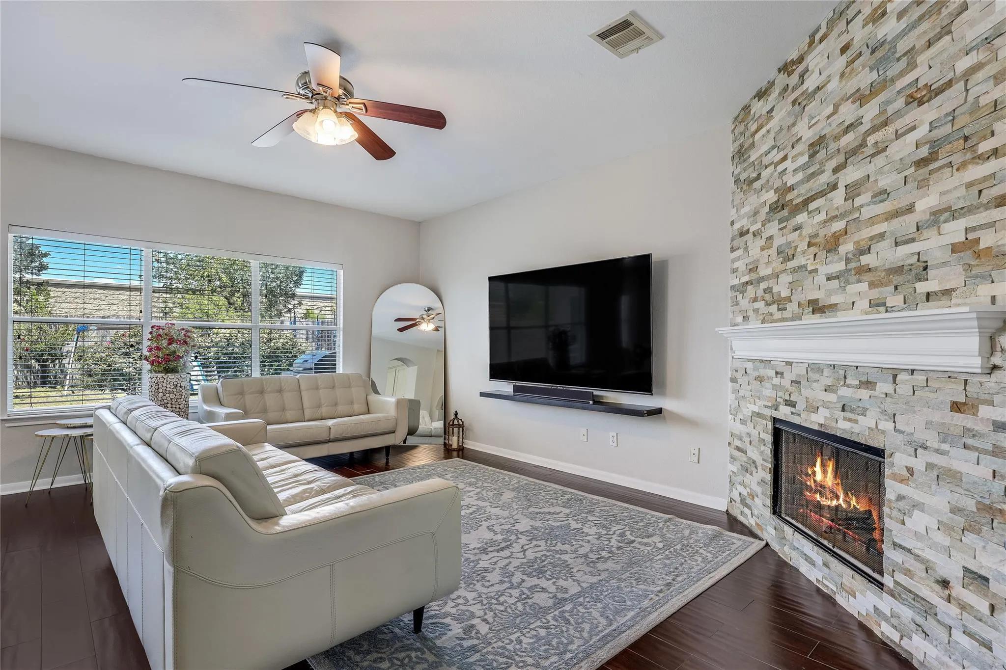 Photo 4 of 916 ABBEYGLEN CASTLE DR