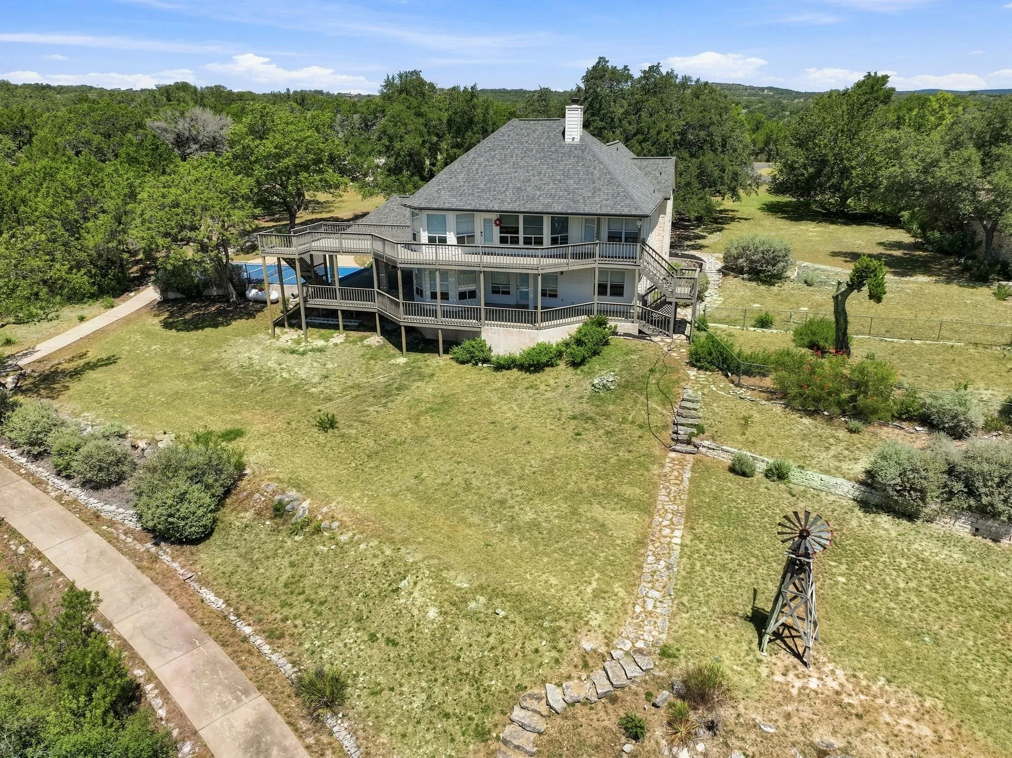 Photo 4 of 18113 TRAVIS DR