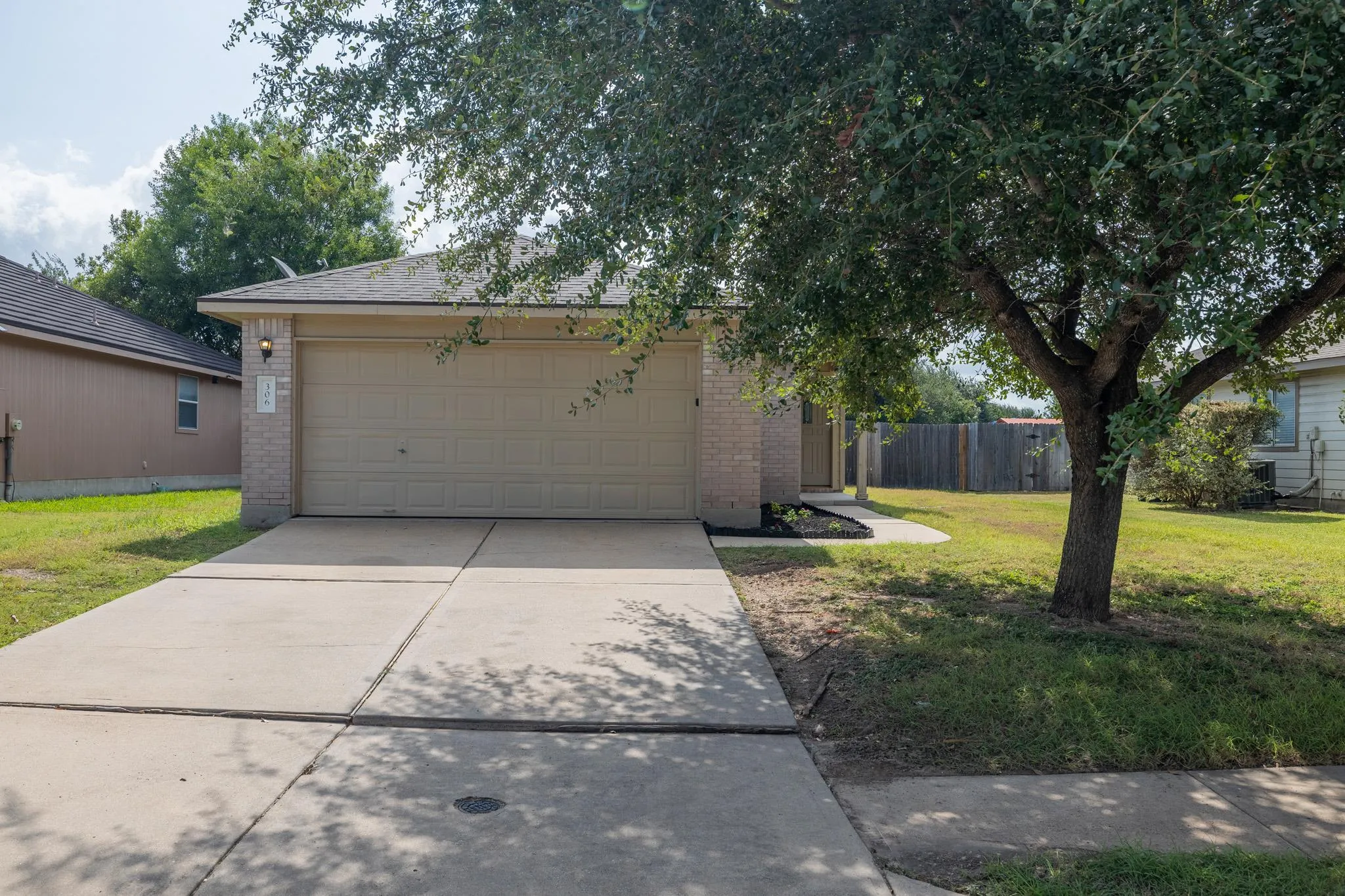 Photo 2 of 306 QUAIL HOLLOW DR