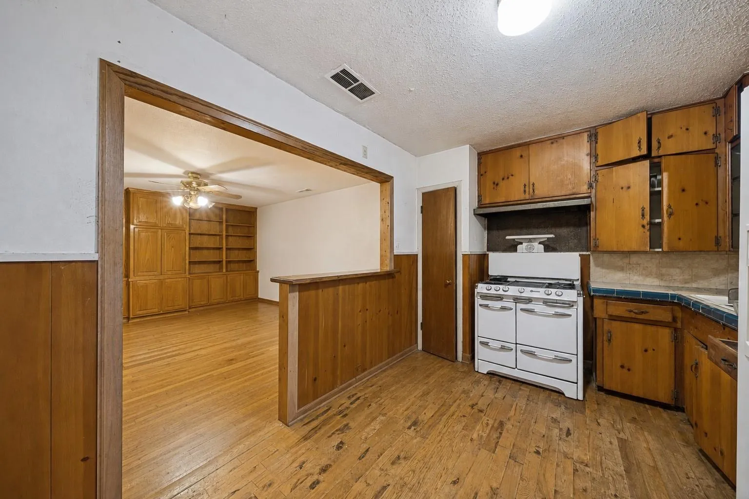 Photo 4 of 207 WOODWARD ST