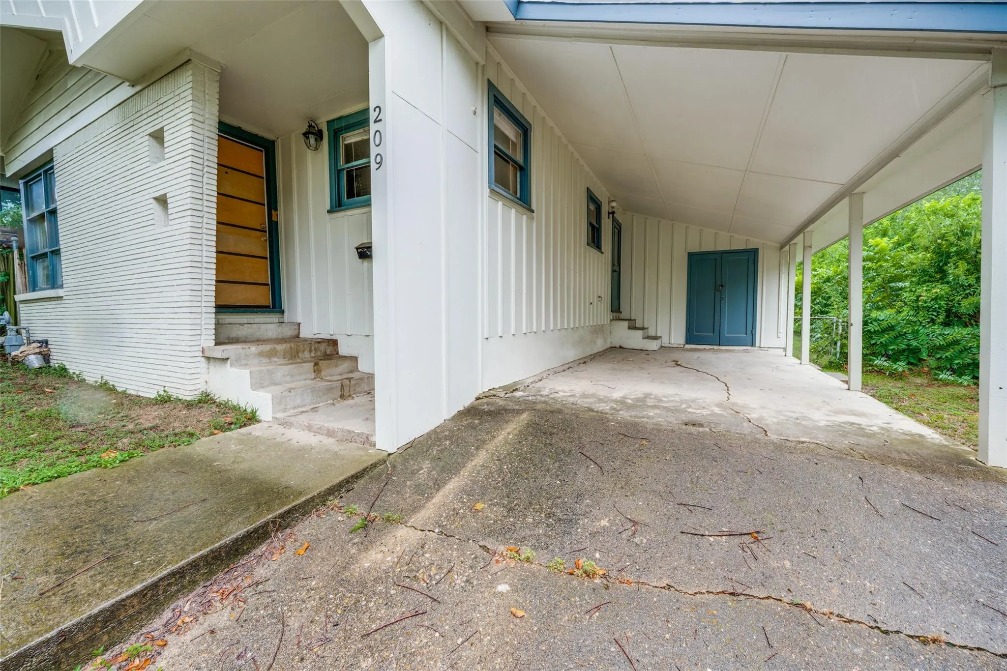 Photo 3 of 209 WOODWARD ST