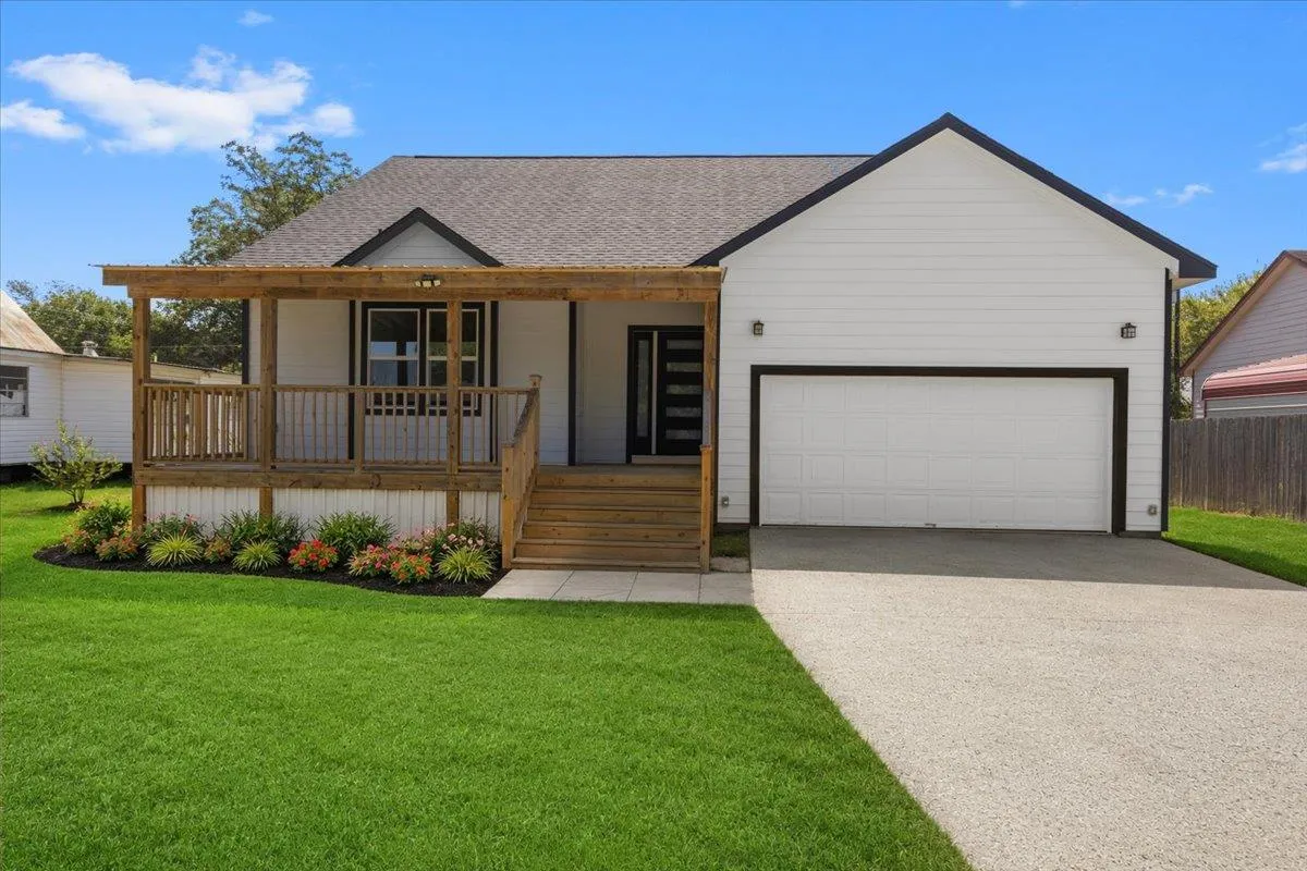 Photo of 403 JONES ST, Smithville, TX, 78957