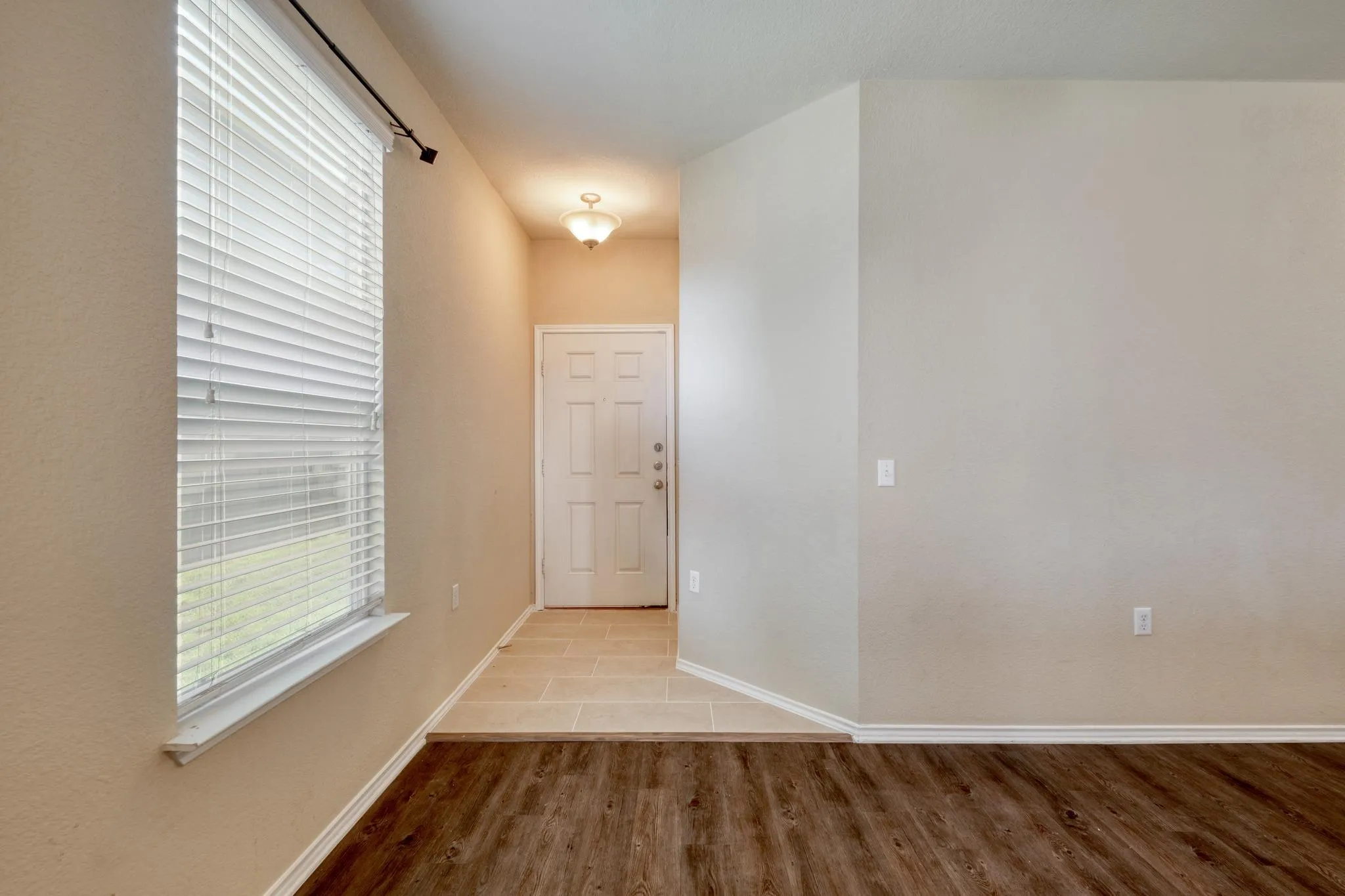 Photo 4 of 5704 LEVENWOOD LN