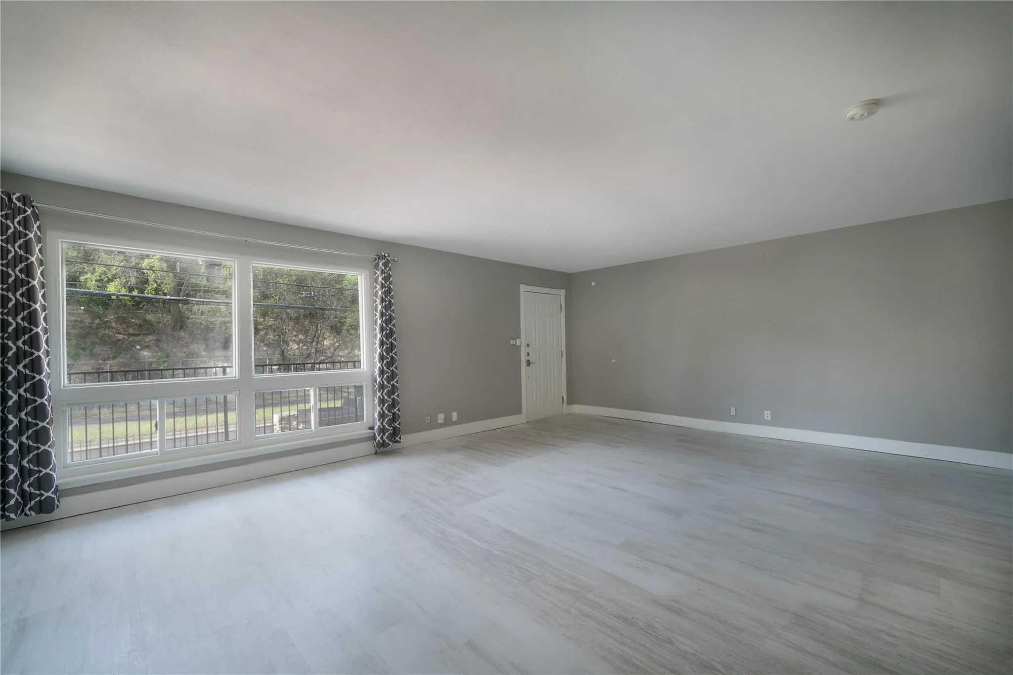 Photo 4 of 500 E RIVERSIDE DR #242