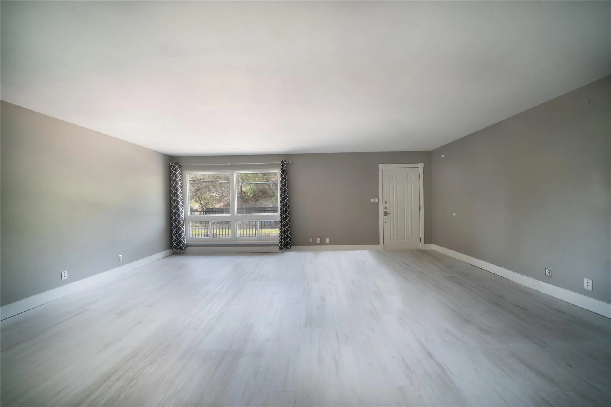 Photo 5 of 500 E RIVERSIDE DR #242