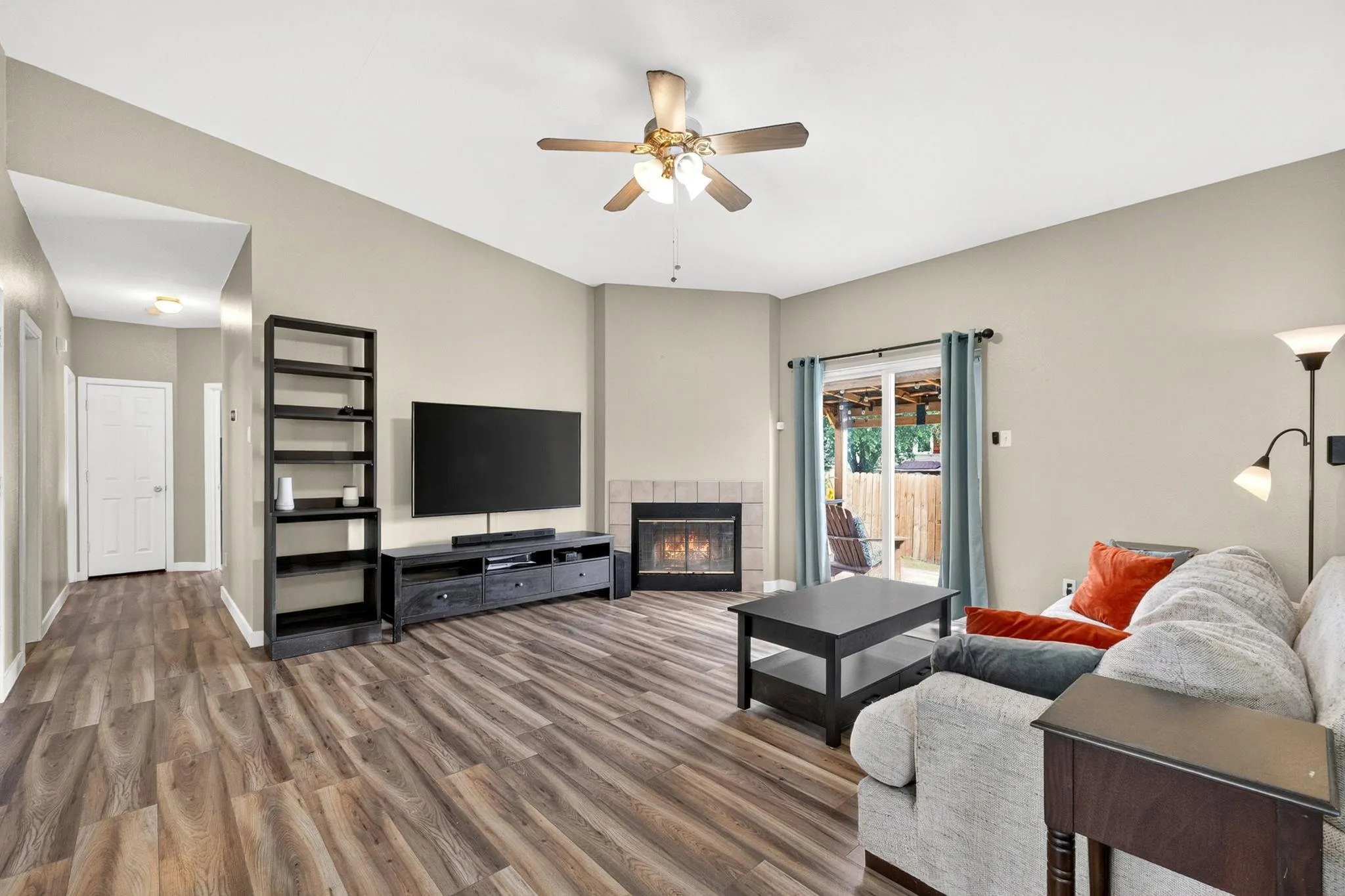 Photo 4 of 1100 MIRA LOMA LN