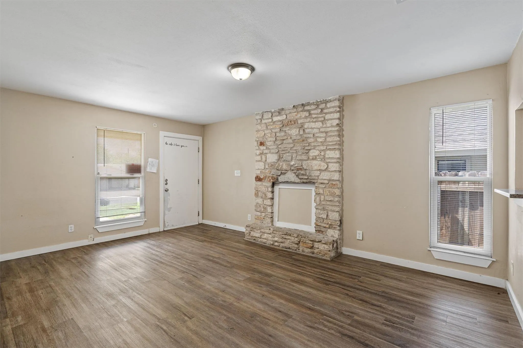 Photo 3 of 900 FIELDWOOD DR