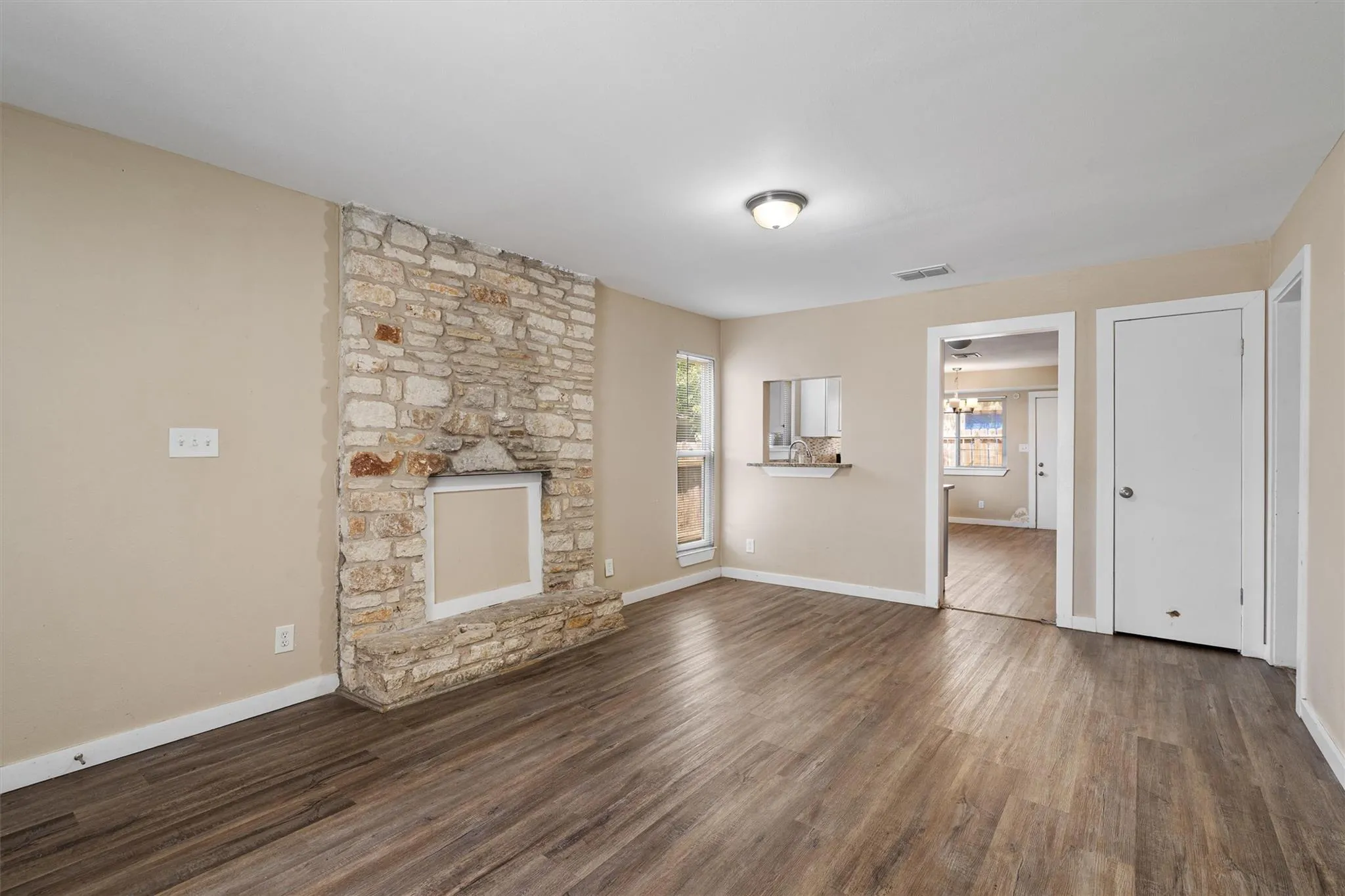 Photo 5 of 900 FIELDWOOD DR