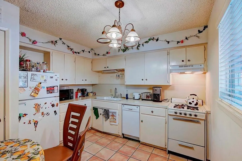Photo 4 of 803 W 28TH ST #201