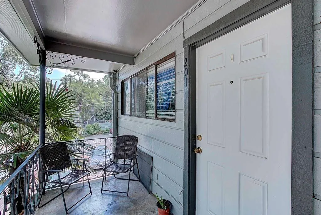 Photo 5 of 803 W 28TH ST #201