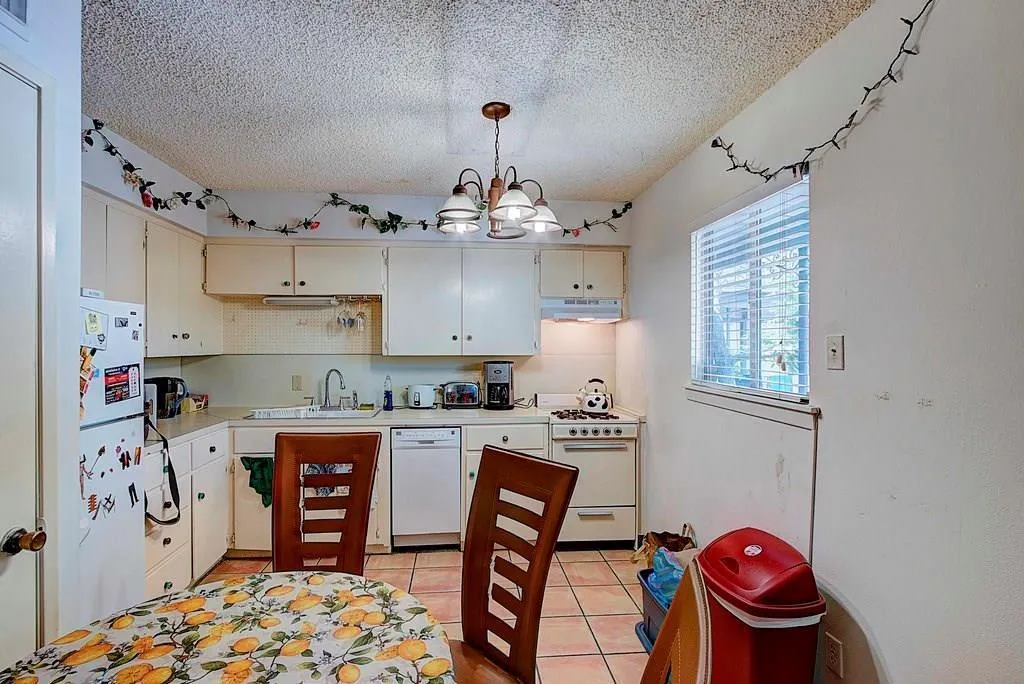 Photo 3 of 803 W 28TH ST #201