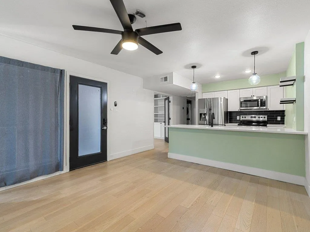 Photo of 909 REINLI ST #102, Austin, TX, 78751