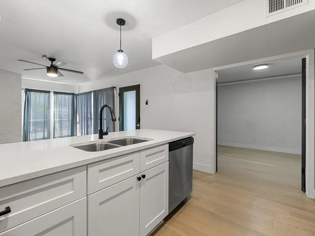 Photo 4 of 909 REINLI ST #102