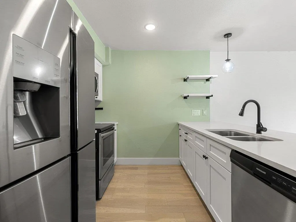 Photo 3 of 909 REINLI ST #102