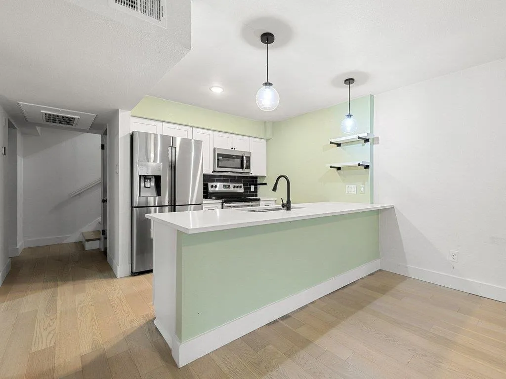 Photo 2 of 909 REINLI ST #102