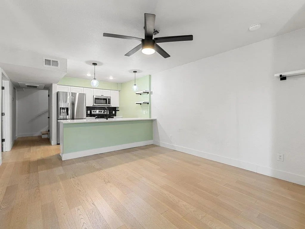 Photo 5 of 909 REINLI ST #102