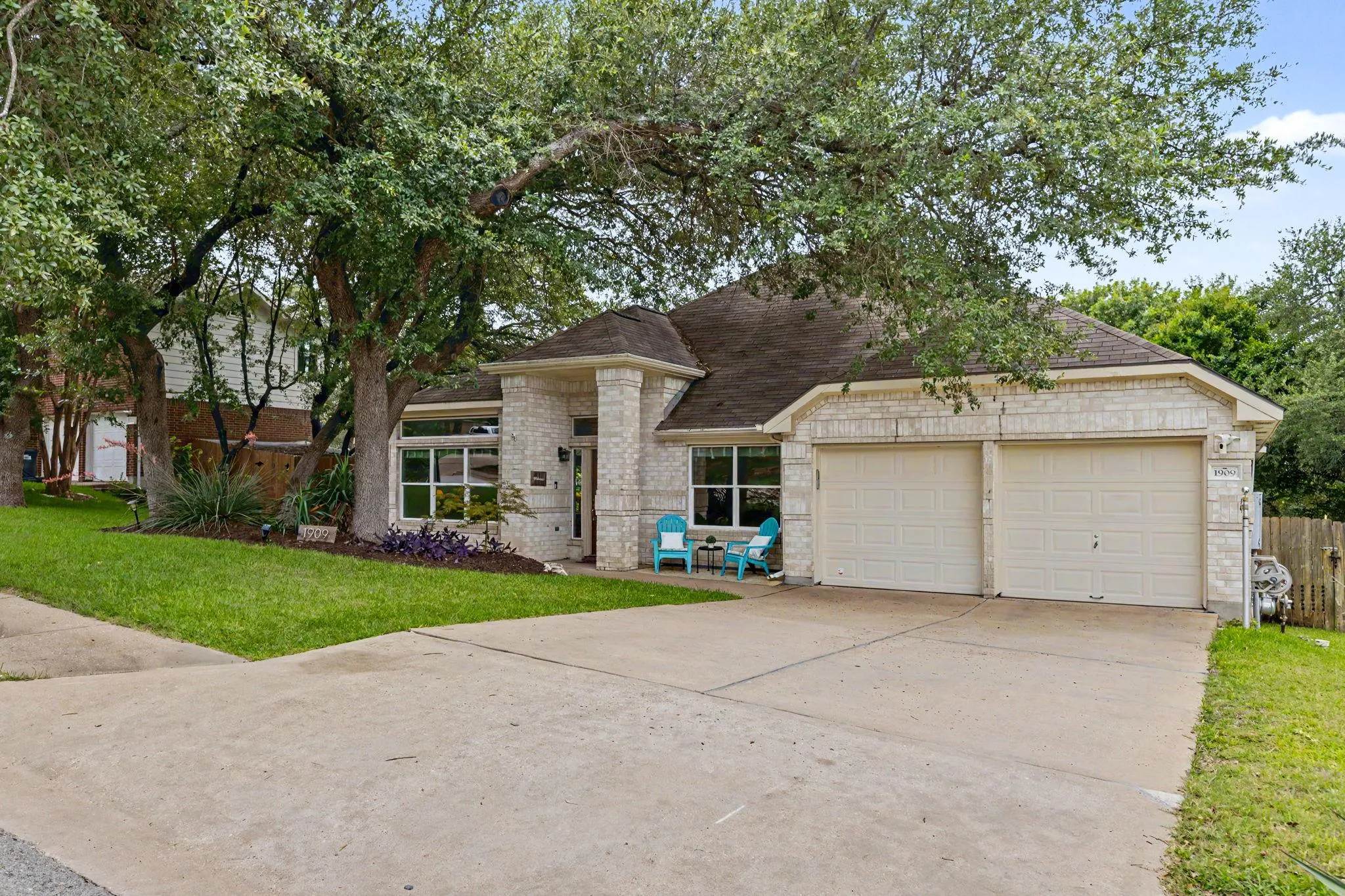 Photo 3 of 1909 HOLLY HILL DR