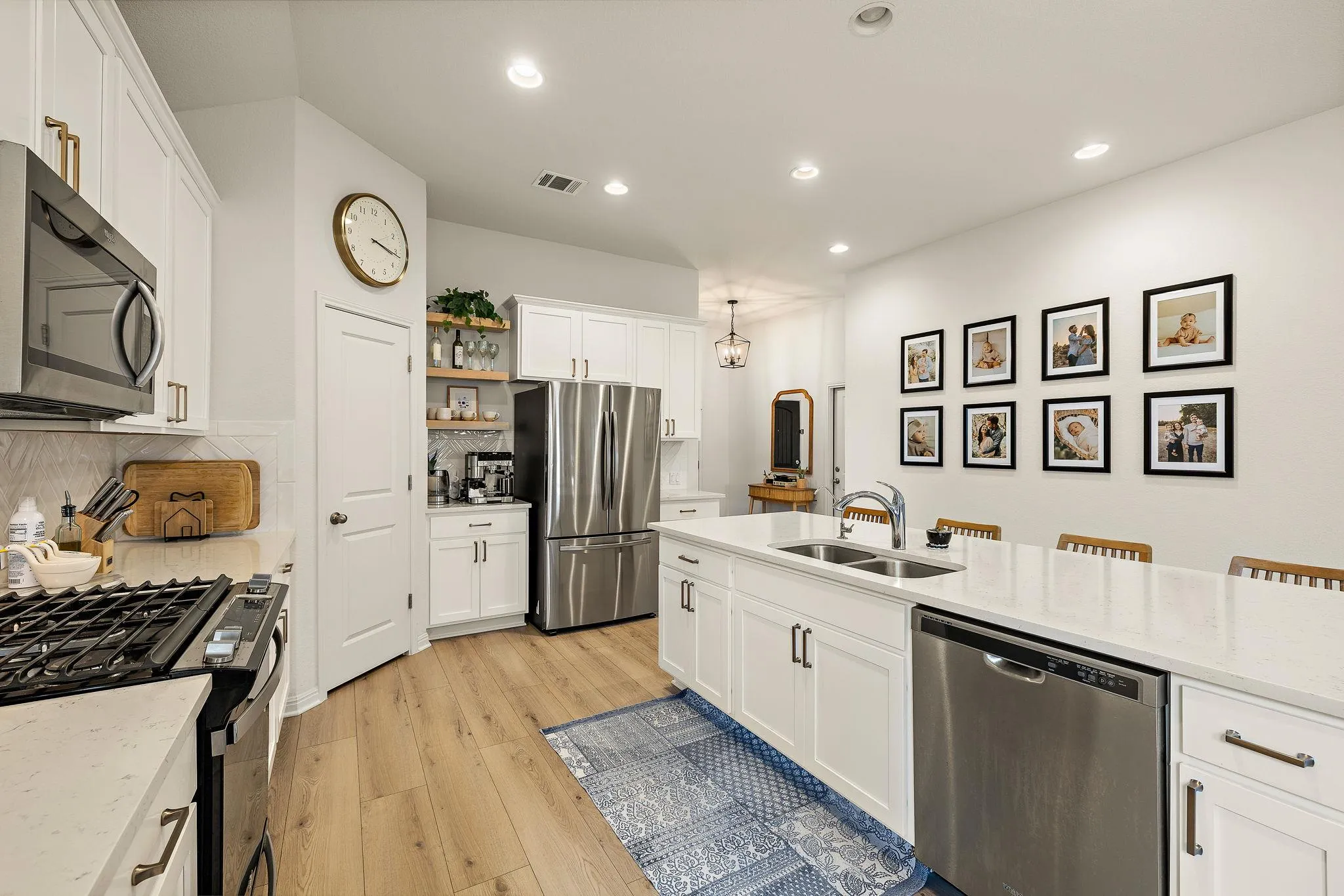 Photo 4 of 220 CASTLEFIELDS ST